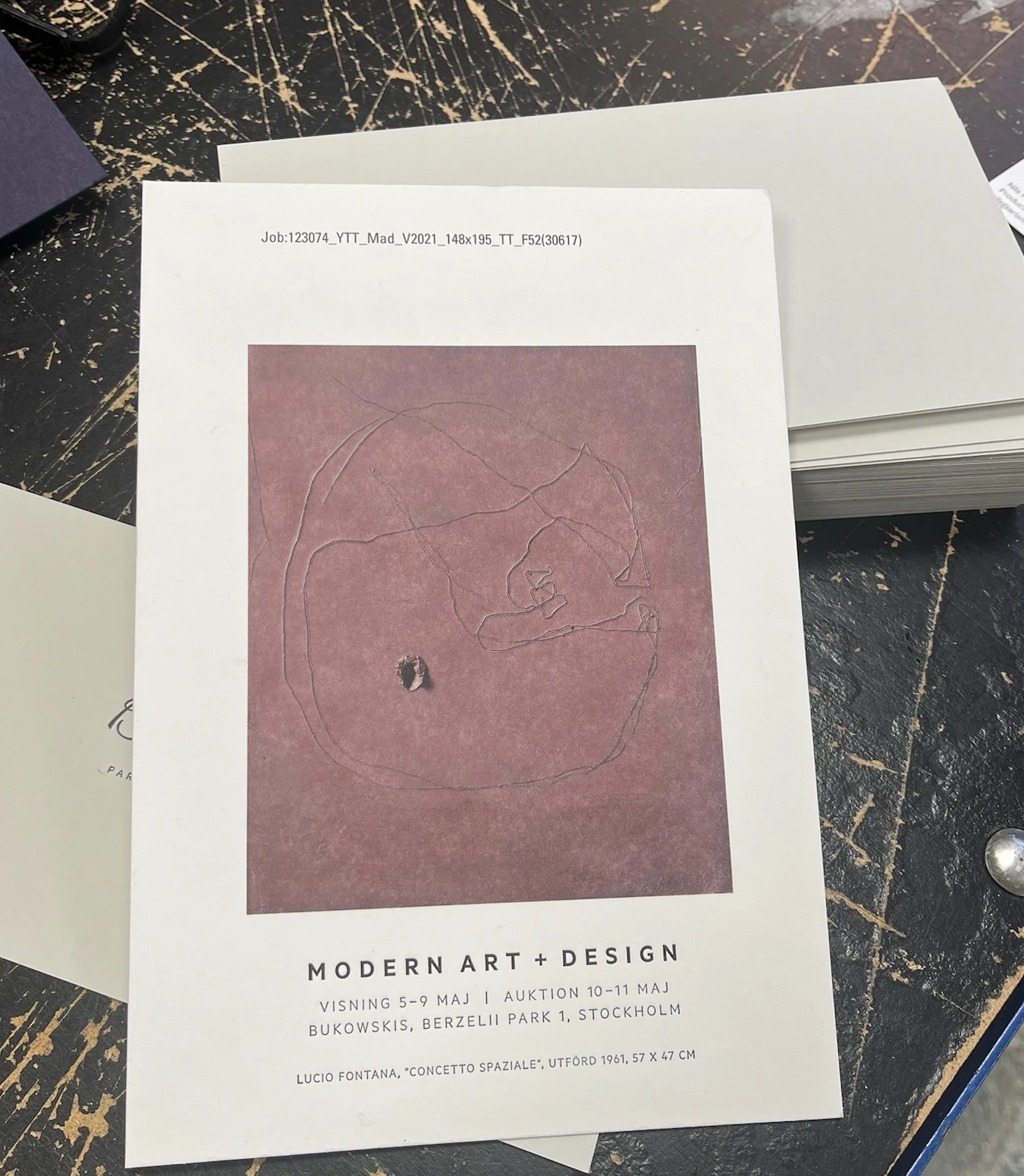 IInfo kort tryckt på ett grått Colorplan papper i färgen Real grey (540 g) med trycktekniken svart boktryck (letterpress)